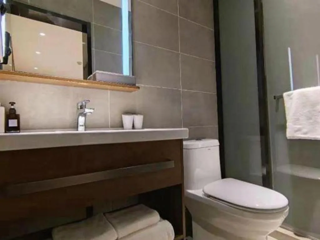 Hanting Hotel Qingdao May Fourth Square Zhiquan Road Metro Station