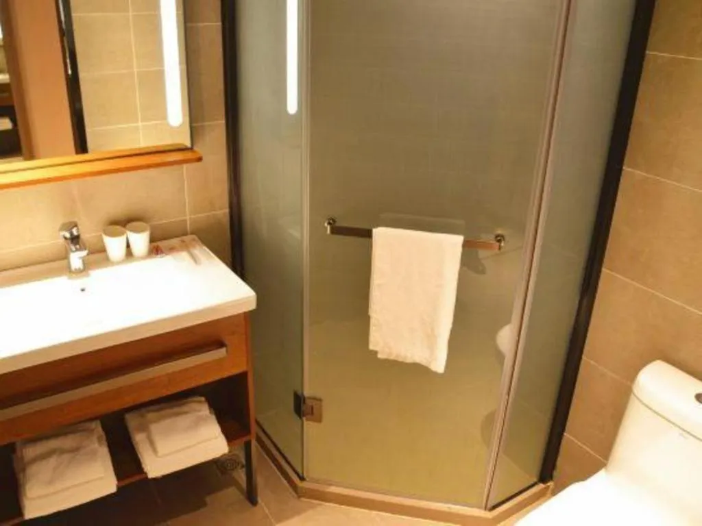 Hanting Hotel Qingdao May Fourth Square Zhiquan Road Metro Station