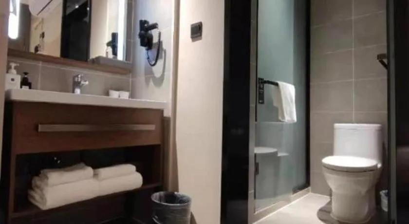 Hanting Hotel Qingdao May Fourth Square Zhiquan Road Metro Station