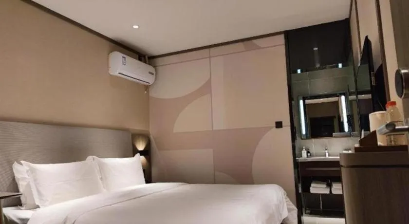 Hanting Hotel Qingdao May Fourth Square Zhiquan Road Metro Station