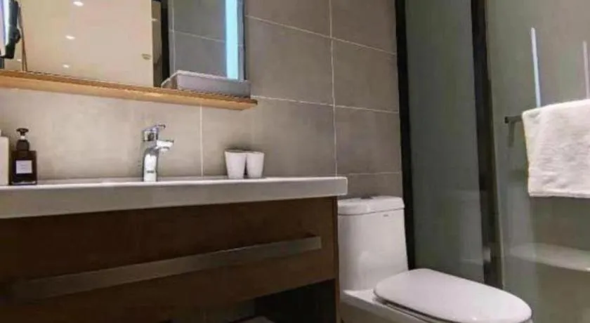 Hanting Hotel Qingdao May Fourth Square Zhiquan Road Metro Station