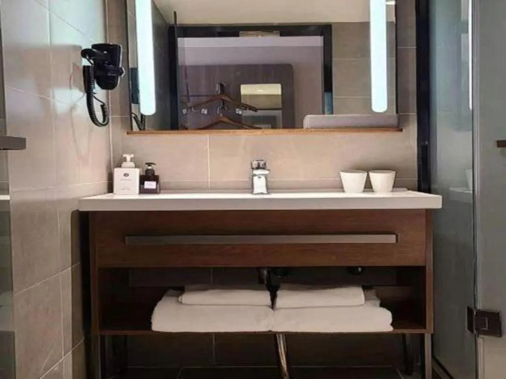 Hanting Hotel Qingdao May Fourth Square Zhiquan Road Metro Station