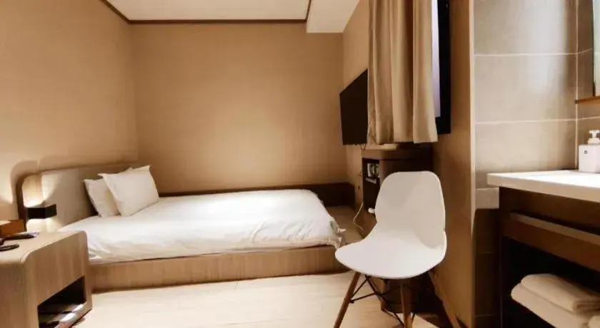 Hanting Hotel Qingdao May Fourth Square Zhiquan Road Metro Station Hanting Hotel Qingdao May Fourth Square Zhiquan Road Metro Station