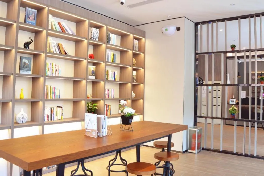 Hanting Hotel Qingdao May Fourth Square Zhiquan Road Metro Station