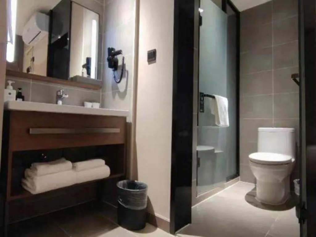 Hanting Hotel Qingdao May Fourth Square Zhiquan Road Metro Station