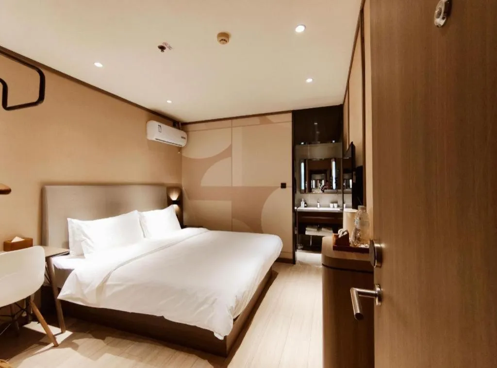 Hanting Hotel Qingdao May Fourth Square Zhiquan Road Metro Station