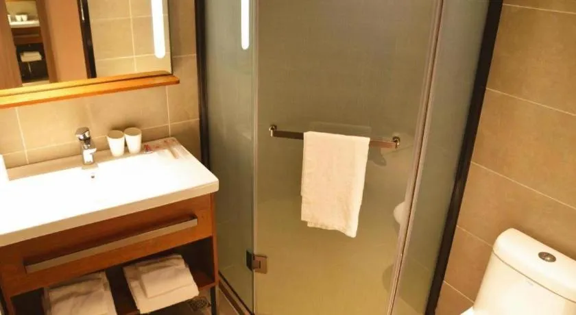 Hanting Hotel Qingdao May Fourth Square Zhiquan Road Metro Station