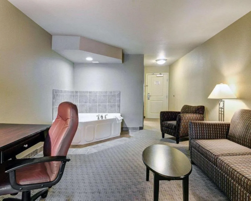 Bed in Comfort Suites near Hot Springs Park