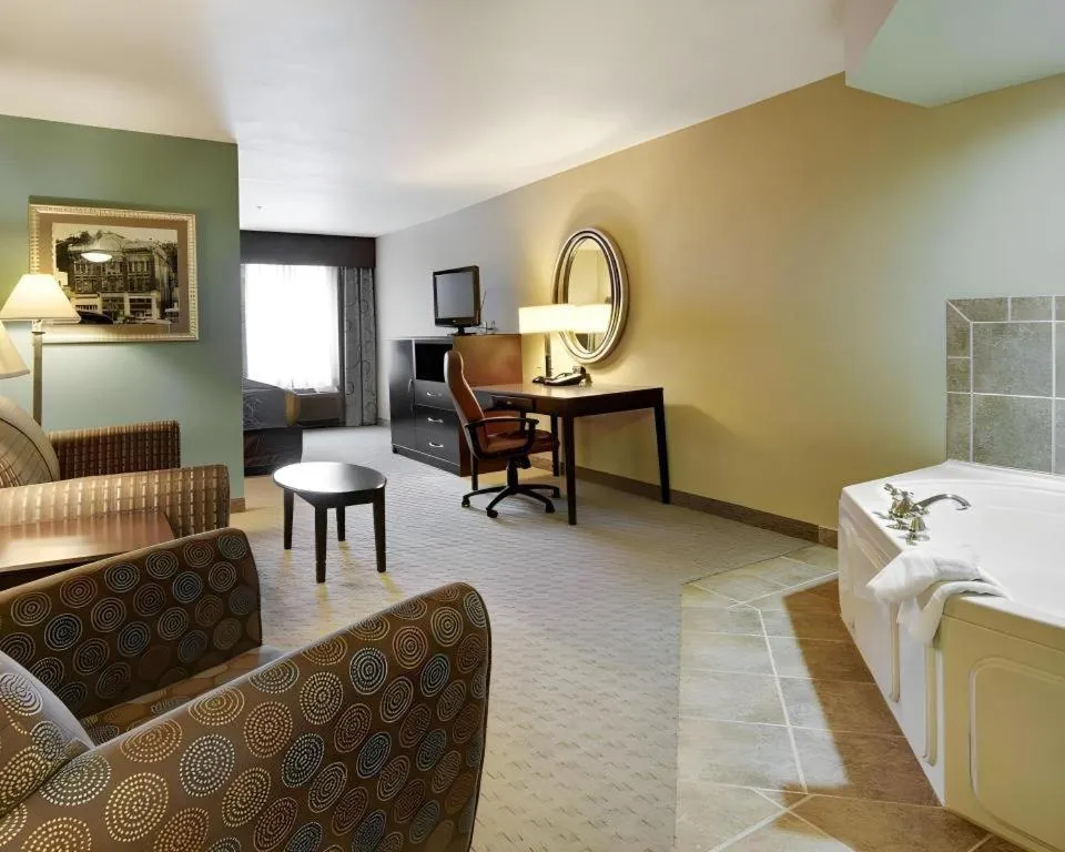 Bed in Comfort Suites near Hot Springs Park