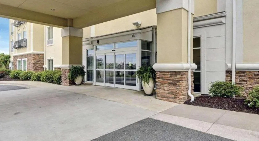 Comfort Suites near Hot Springs Park