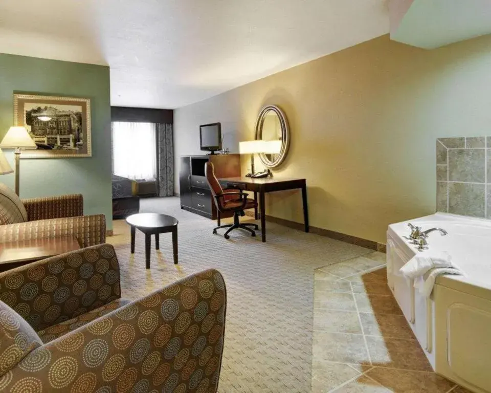 Bed in Comfort Suites near Hot Springs Park Bed in Comfort Suites near Hot Springs Park