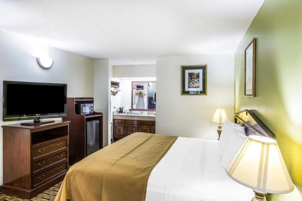 Bed in Quality Inn Eastman