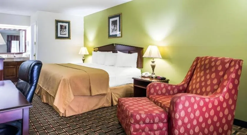 Bed in Quality Inn Eastman
