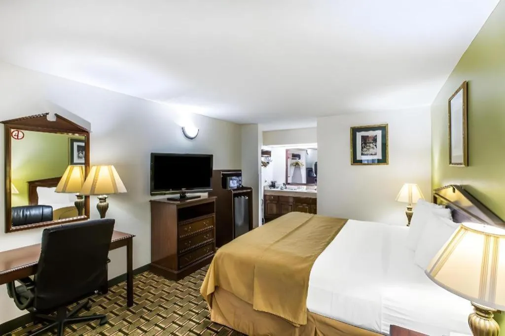 Bed in Quality Inn Eastman