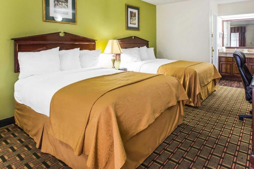 Bed in Quality Inn Eastman