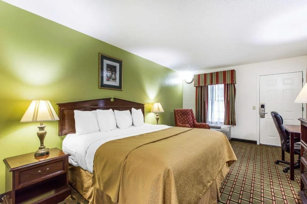 Bed in Quality Inn Eastman