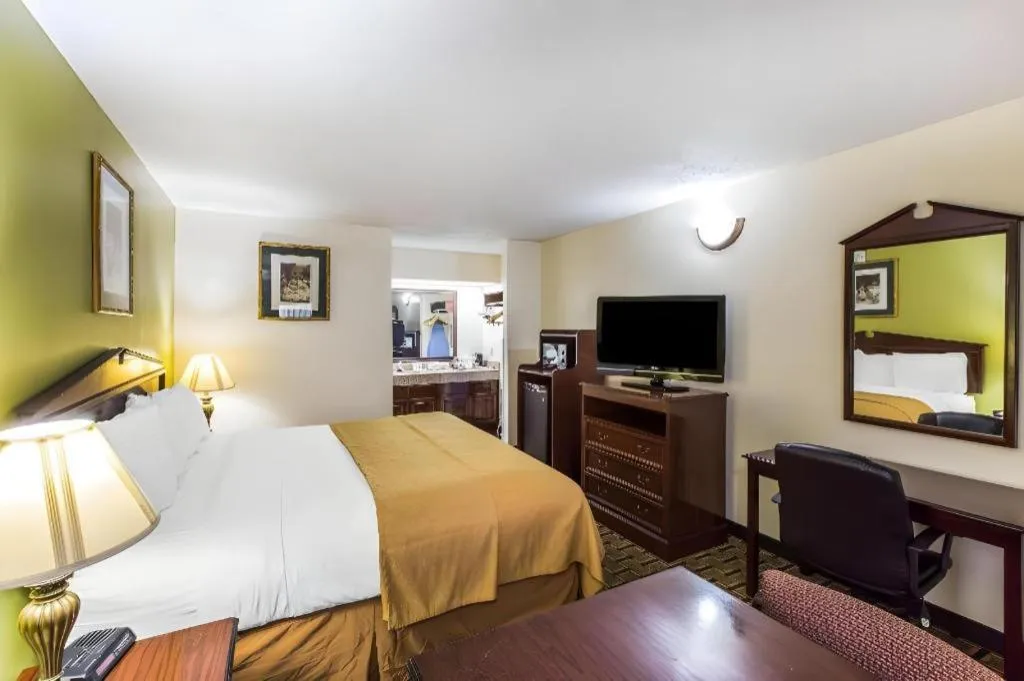 Bed in Quality Inn Eastman