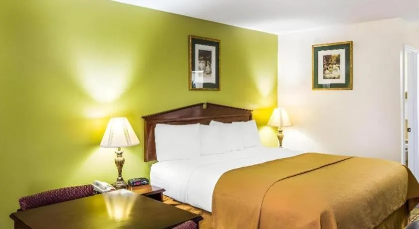 Bed in Quality Inn Eastman