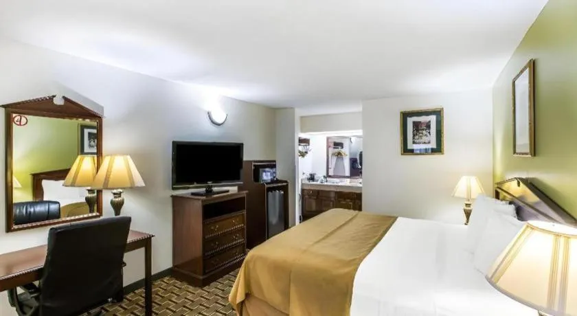 Bed in Quality Inn Eastman