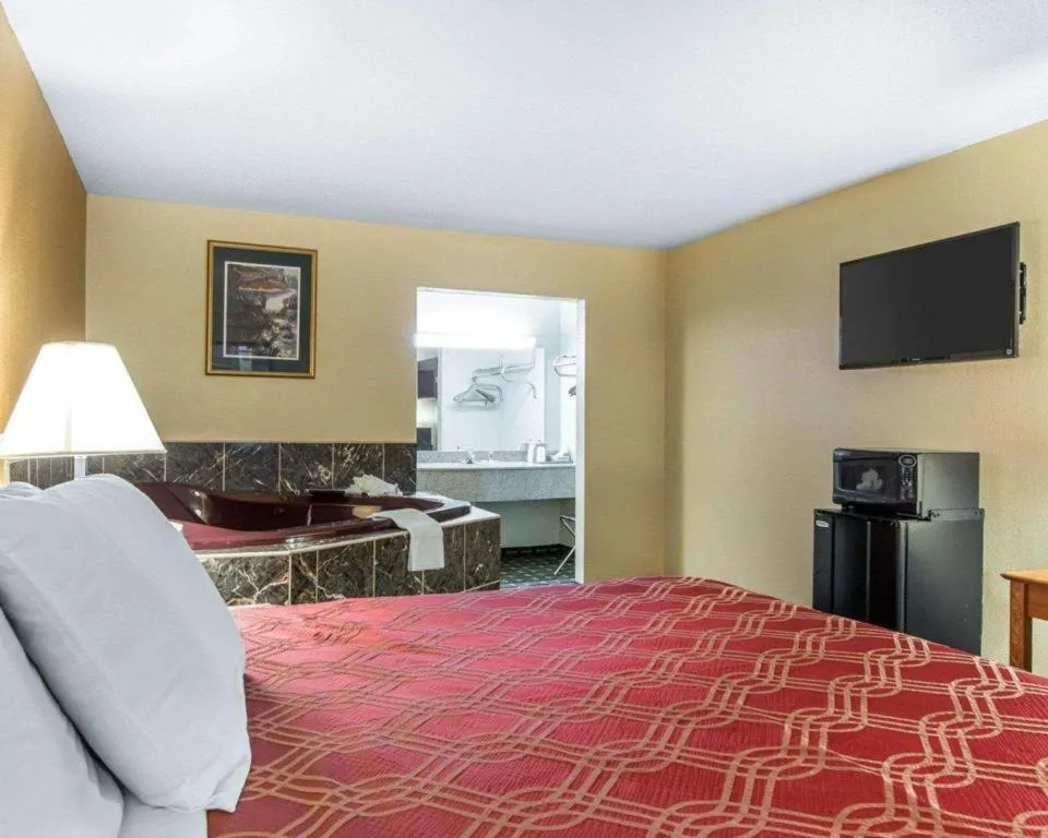 Bed in Econo Lodge Dalton West