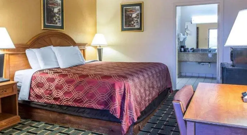 Bed in Econo Lodge Bed in Econo Lodge