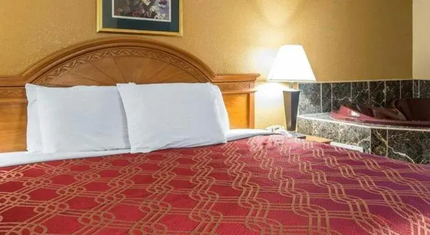 Bed in Econo Lodge Bed in Econo Lodge