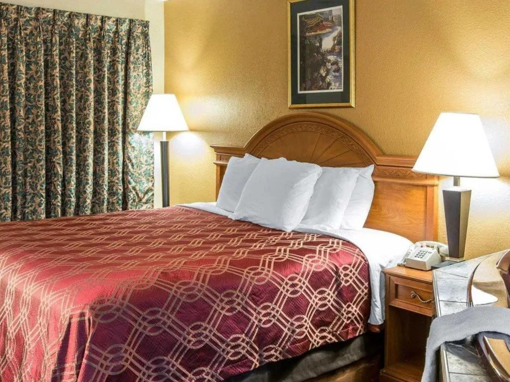 Bed in Econo Lodge Dalton West