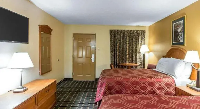 Bed in Econo Lodge Bed in Econo Lodge