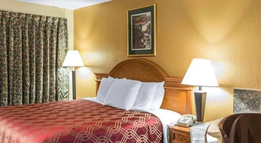 Bed in Econo Lodge Dalton West