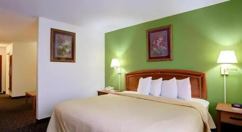 Bed in Quality Inn & Suites Austin Airport Bed in Quality Inn & Suites Austin Airport