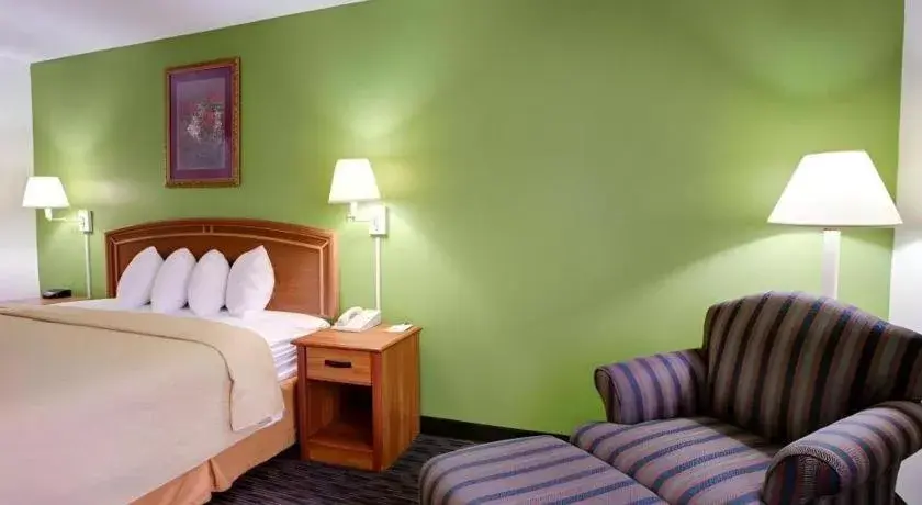 Bed in Quality Inn & Suites Austin Airport Bed in Quality Inn & Suites Austin Airport