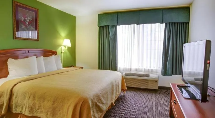 Bed in Quality Inn & Suites Austin Airport