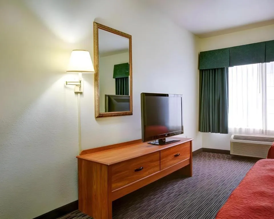 Bed in Quality Inn & Suites Austin Airport