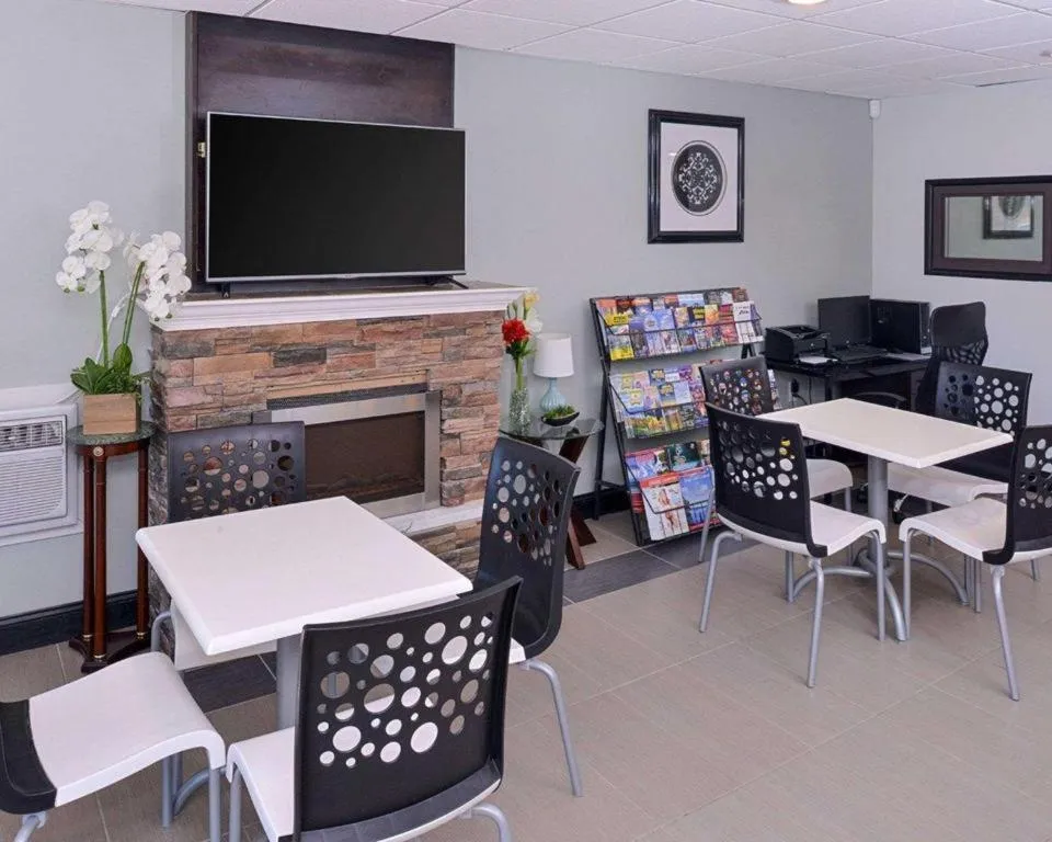 Econo Lodge Rochester I-90 & I-390