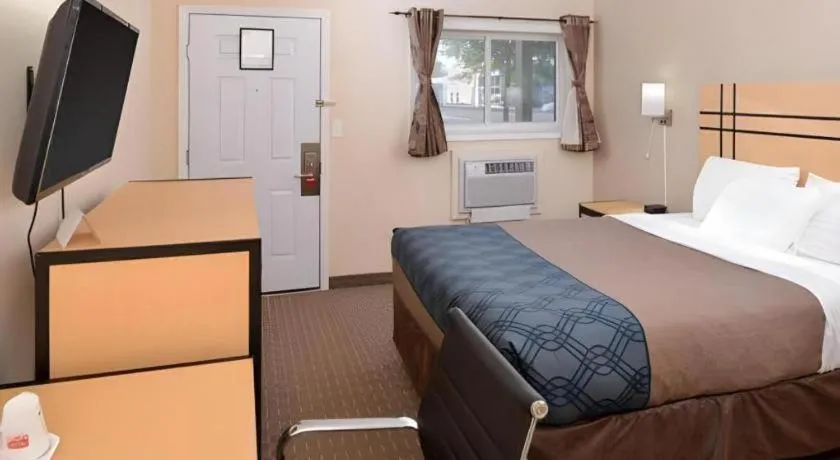 Bed in Econo Lodge Rochester I-90 & I-390