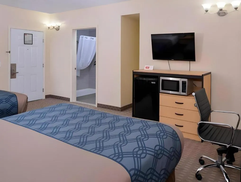 Bed in Econo Lodge Rochester I-90 & I-390