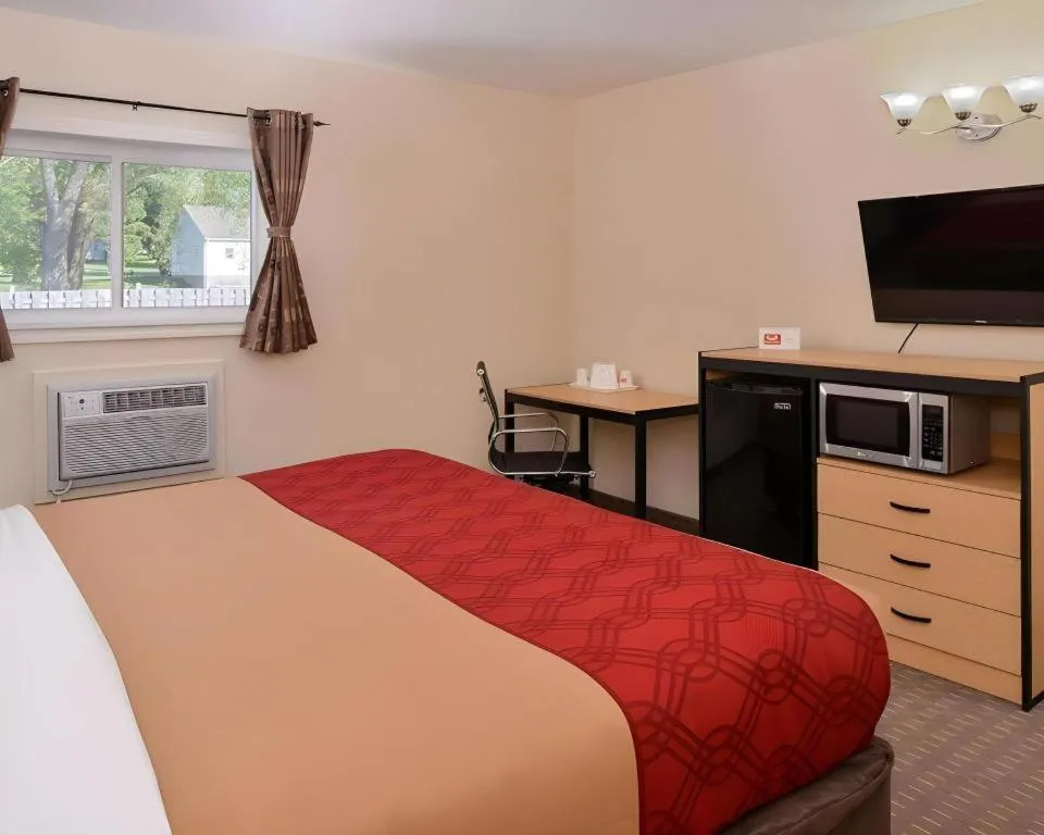 Bed in Econo Lodge Rochester I-90 & I-390