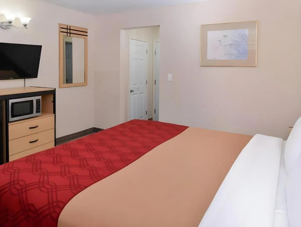 Bed in Econo Lodge Rochester I-90 & I-390