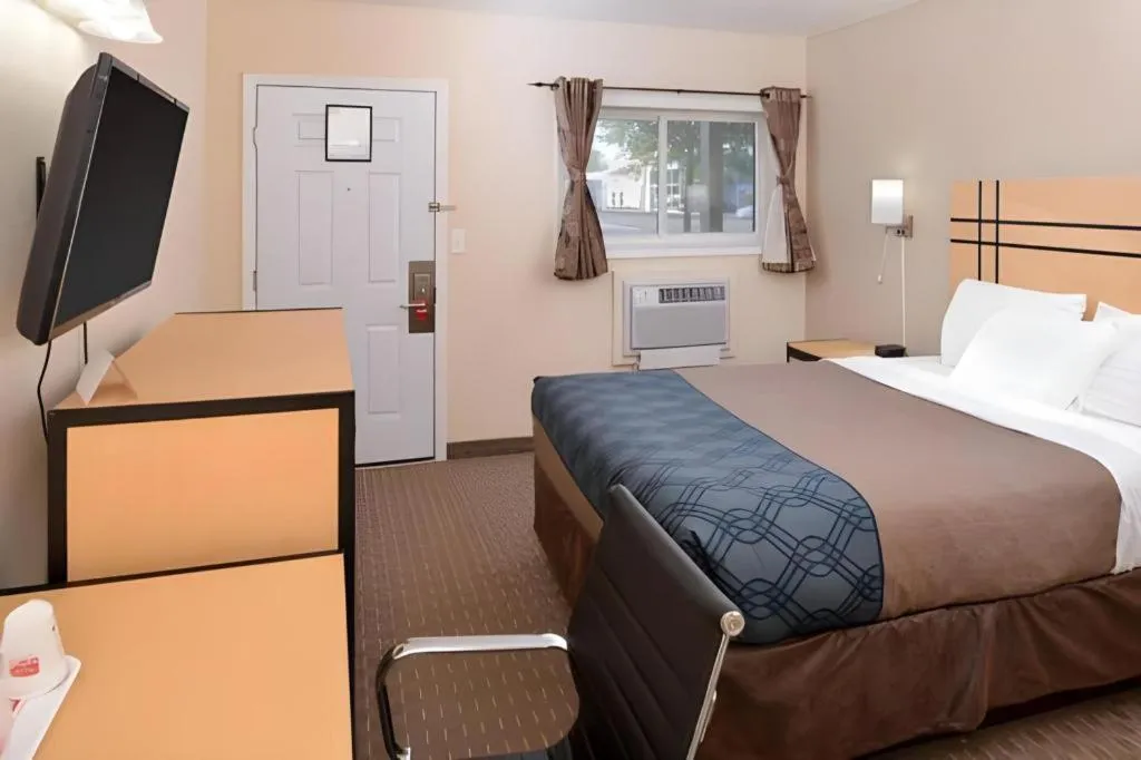 Bed in Econo Lodge Rochester I-90 & I-390