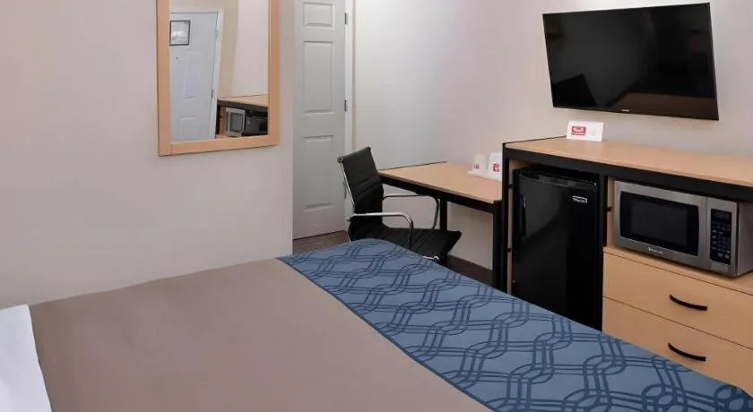 Bed in Econo Lodge Rochester I-90 & I-390