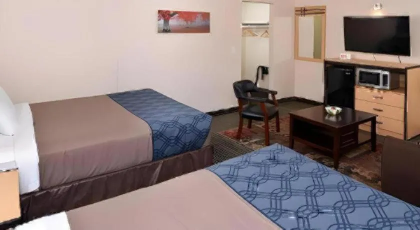 Bed in Econo Lodge Rochester I-90 & I-390