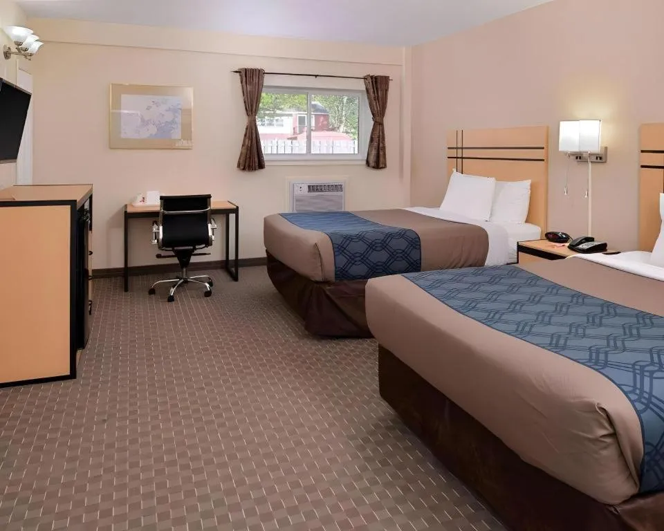 Bed in Econo Lodge Rochester I-90 & I-390