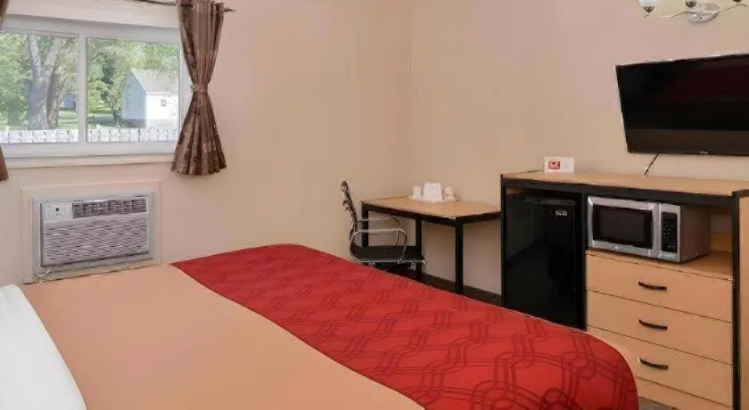 Bed in Econo Lodge Rochester I-90 & I-390