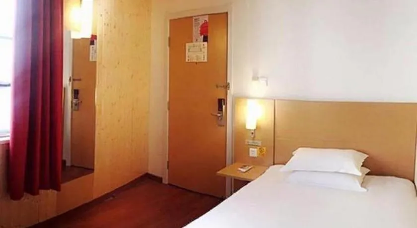 Bed in Ibis Nantong Qingnian