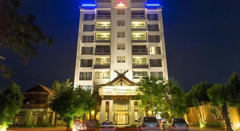 Yeak Loam Hotel