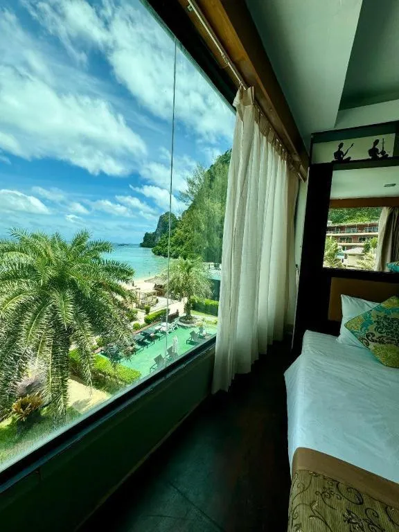 Bed in Phi Phi Nice Beach Hotel Hip