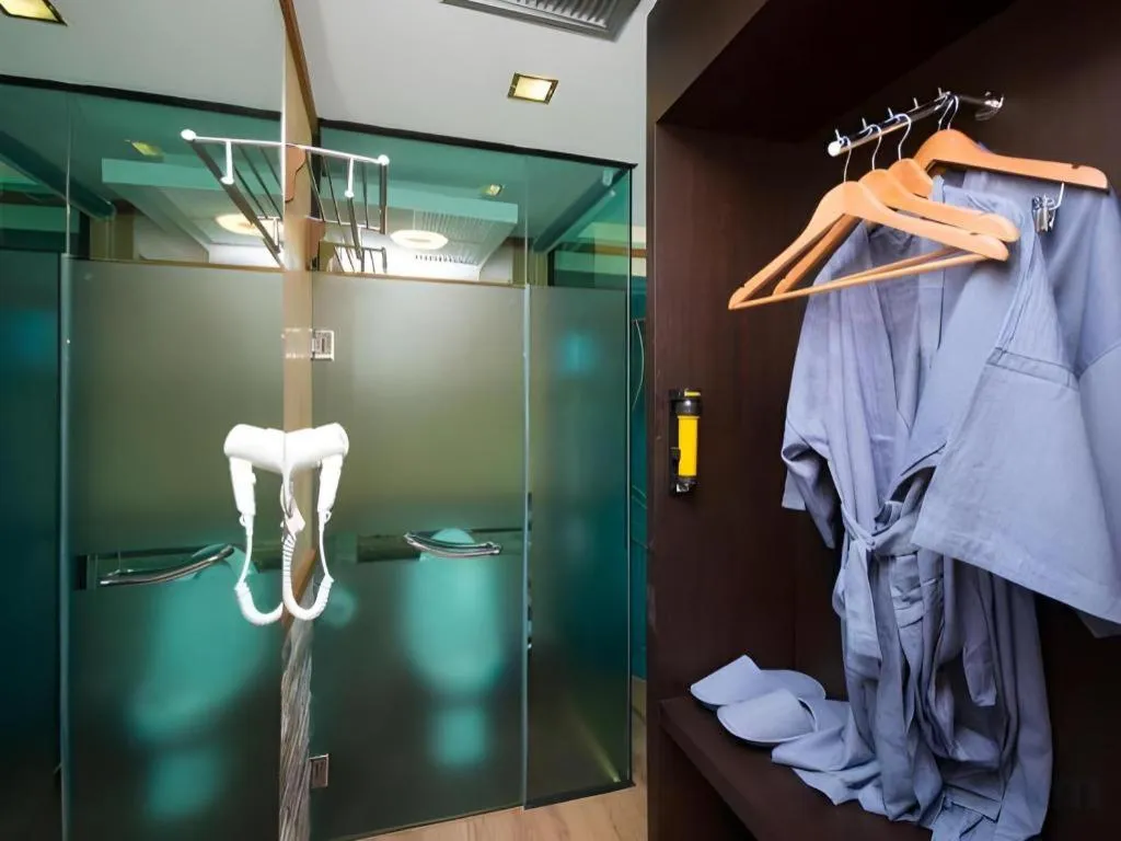 Phi Phi Nice Beach Hotel Hip