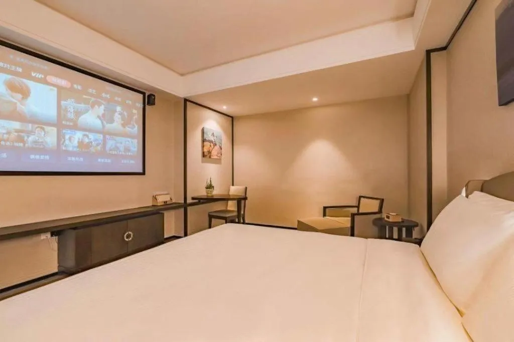 Bed in Zhuhai Starlight Hotel