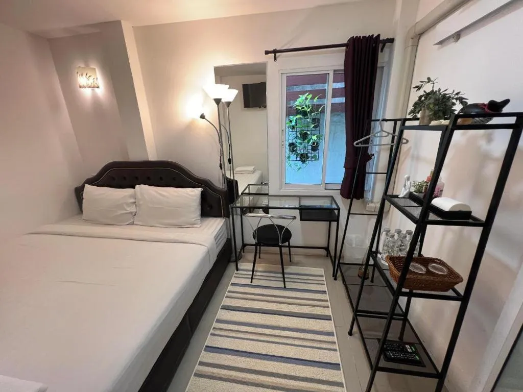 Bed in Ban Thungdang Housetel Bangkok