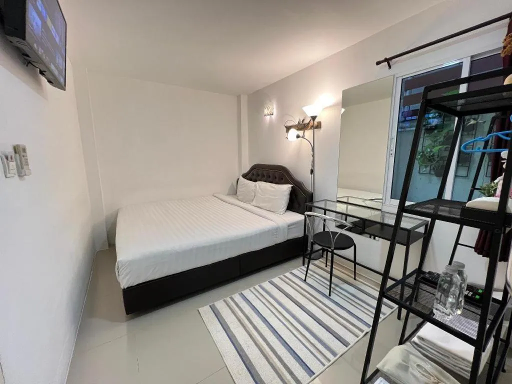 Bed in Ban Thungdang Housetel Bangkok